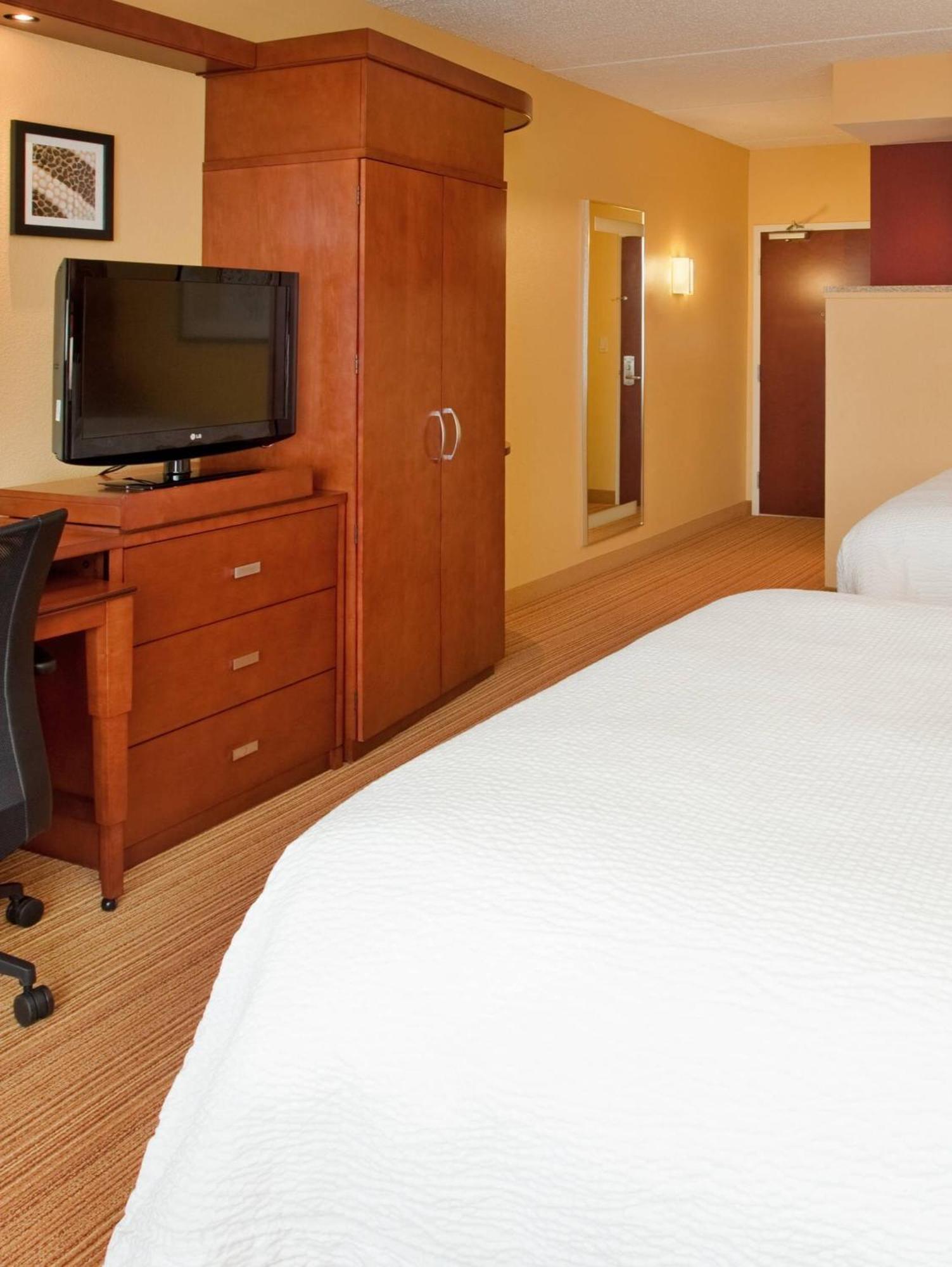 Отель Courtyard By Marriott Pittsburgh North/Cranberry Woods Крэнберри-Тауншип Экстерьер фото