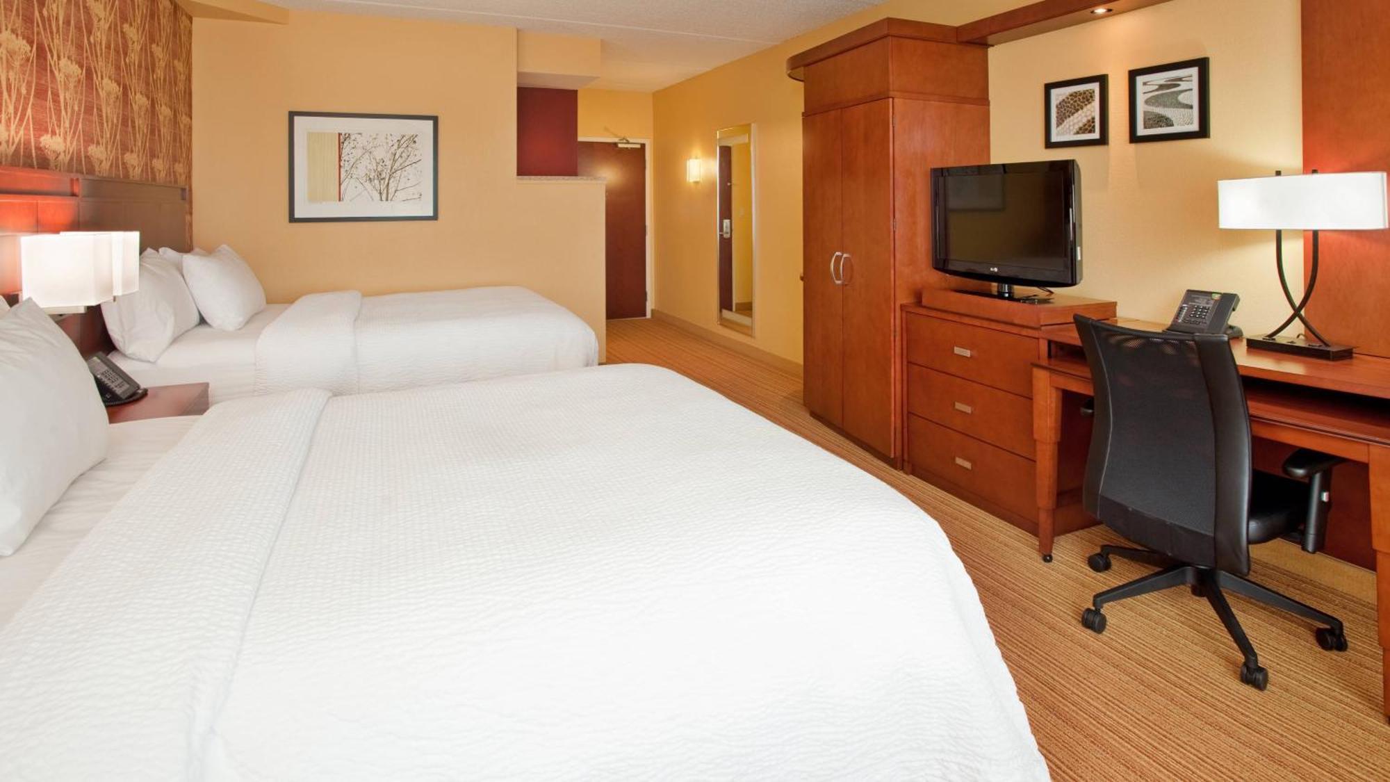 Отель Courtyard By Marriott Pittsburgh North/Cranberry Woods Крэнберри-Тауншип Экстерьер фото