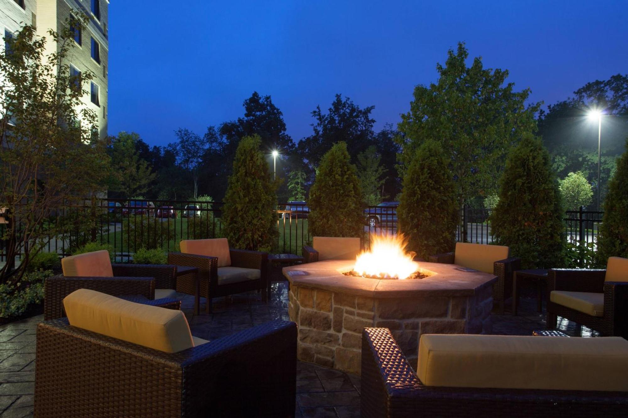 Отель Courtyard By Marriott Pittsburgh North/Cranberry Woods Крэнберри-Тауншип Экстерьер фото