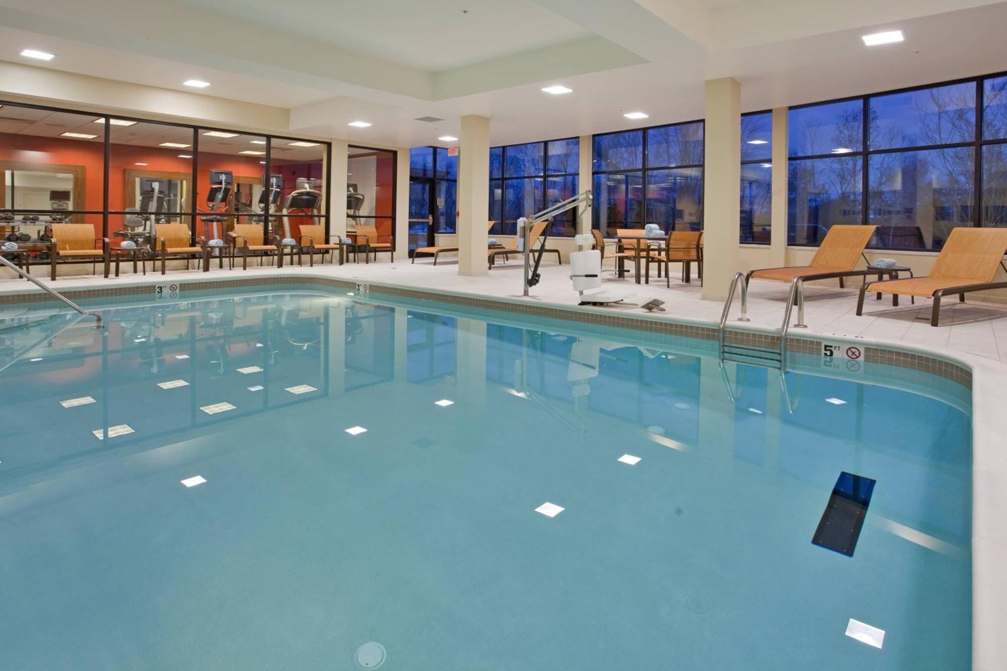 Отель Courtyard By Marriott Pittsburgh North/Cranberry Woods Крэнберри-Тауншип Экстерьер фото