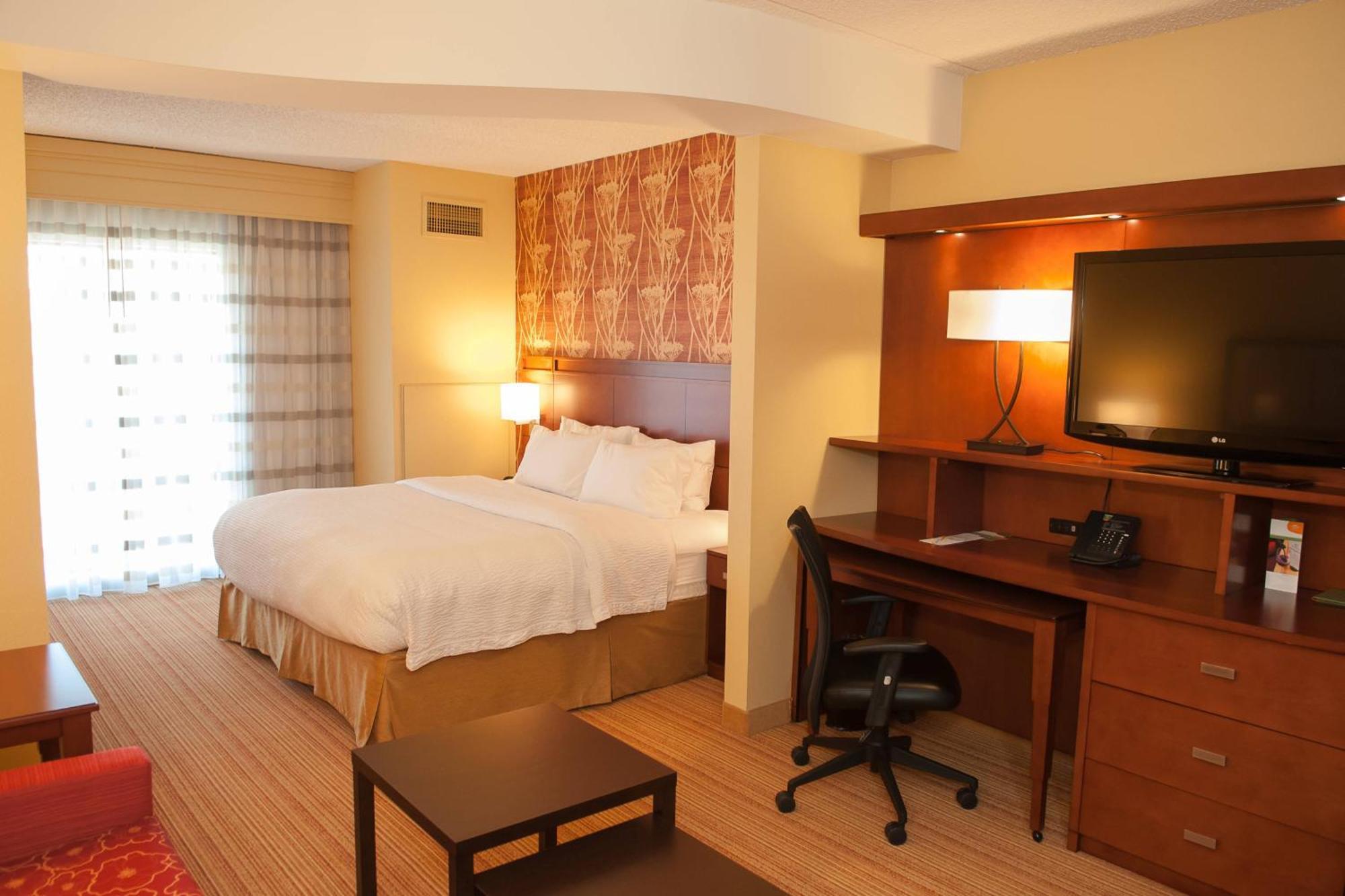 Отель Courtyard By Marriott Pittsburgh North/Cranberry Woods Крэнберри-Тауншип Экстерьер фото