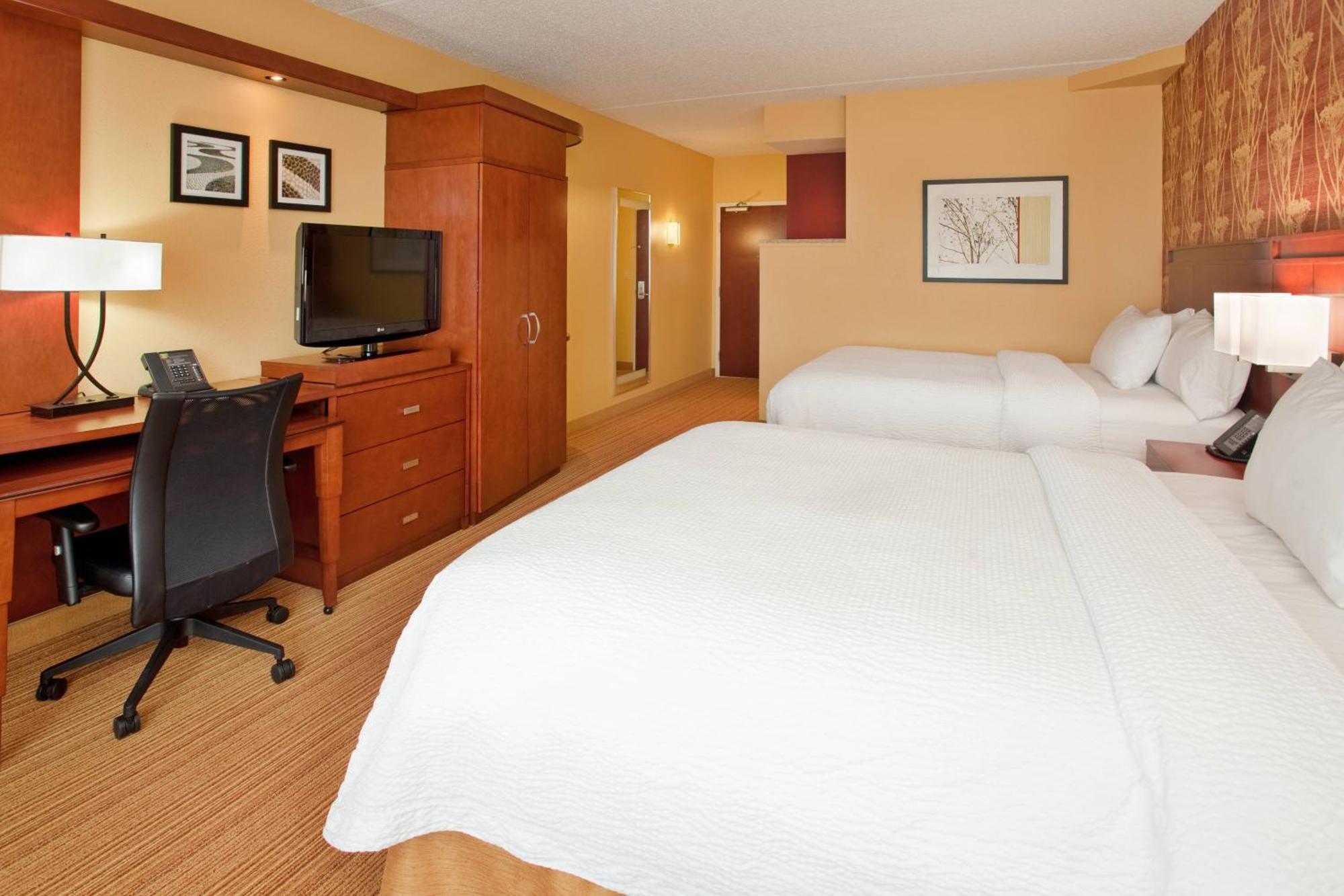 Отель Courtyard By Marriott Pittsburgh North/Cranberry Woods Крэнберри-Тауншип Экстерьер фото