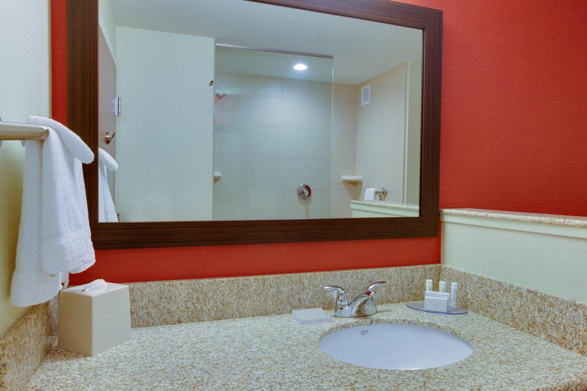 Отель Courtyard By Marriott Pittsburgh North/Cranberry Woods Крэнберри-Тауншип Экстерьер фото