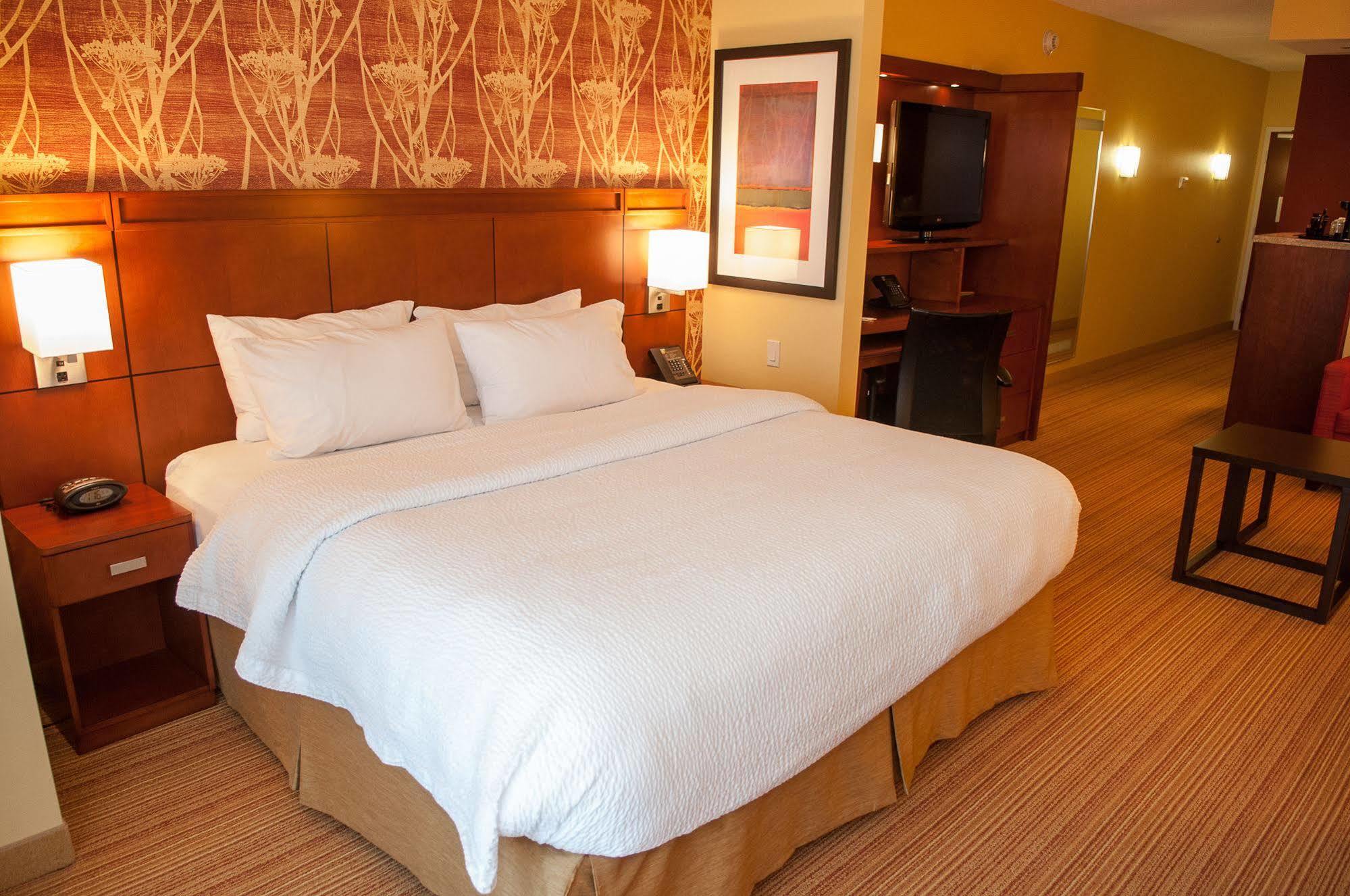 Отель Courtyard By Marriott Pittsburgh North/Cranberry Woods Крэнберри-Тауншип Экстерьер фото