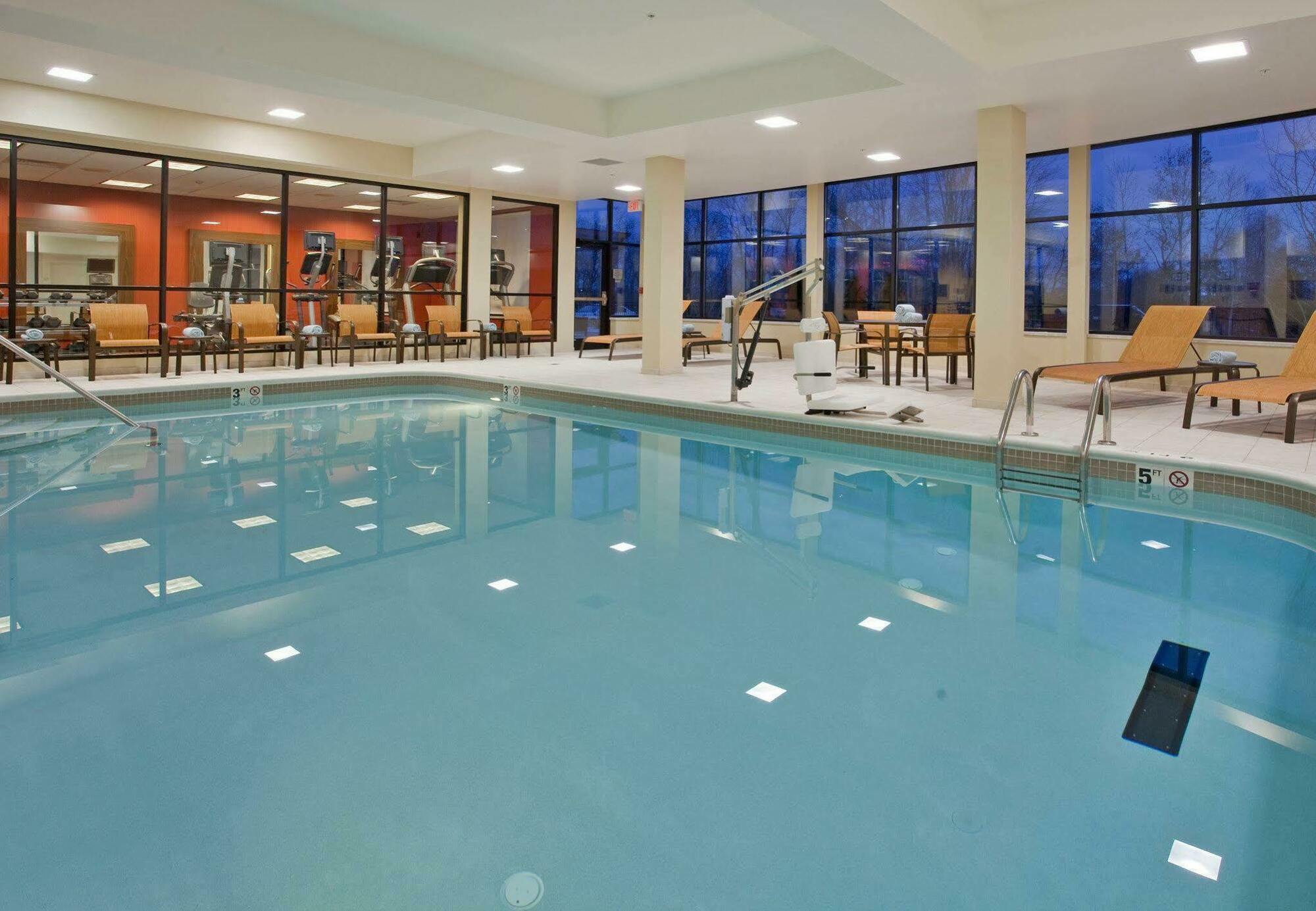 Отель Courtyard By Marriott Pittsburgh North/Cranberry Woods Крэнберри-Тауншип Экстерьер фото